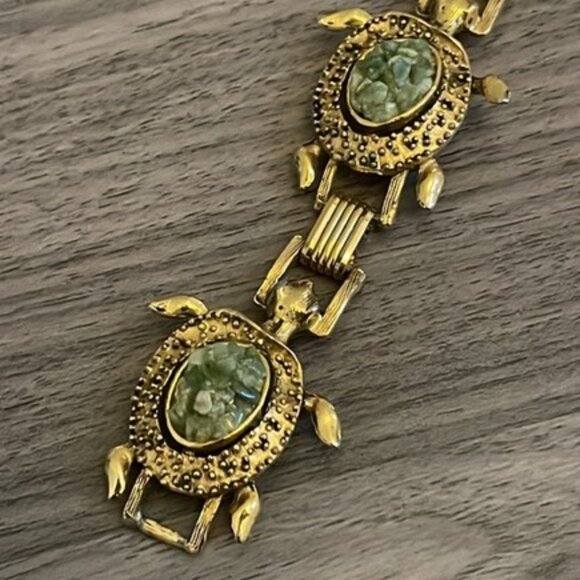 1950’s Vintage Crushed Jade Turtle Bracelet Gold Tone Classic Clasp Closure - Picture 5 of 7